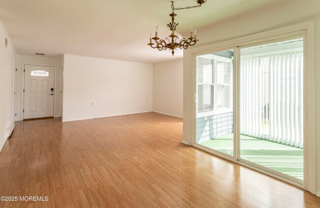 Building Photo - 73 Buckingham Dr N