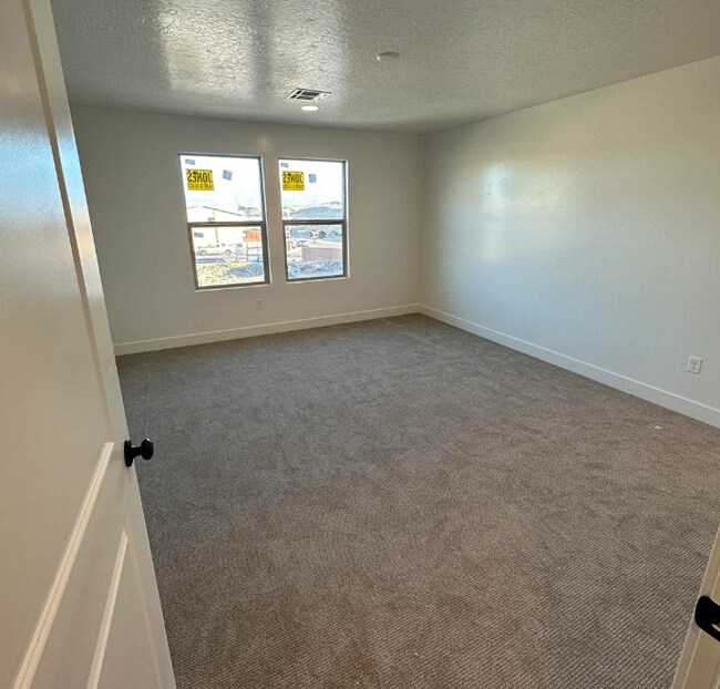 Building Photo - Beautiful, Modern 3 Bedroom Townhome! Dog Friendly!