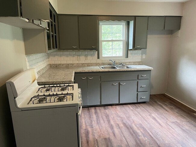 Building Photo - $1095 - 4 bed 1 bath - Single Family Home