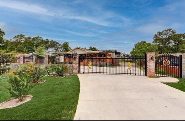 Building Photo - 16381 Hunters Green Dr