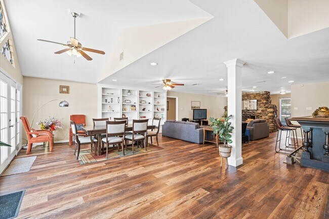 Building Photo - 8402 Matthews Ln