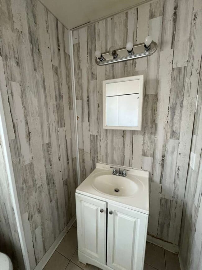 Building Photo - Charming 2-Bed Bungalow with Gorgeous Hardwood Floors!