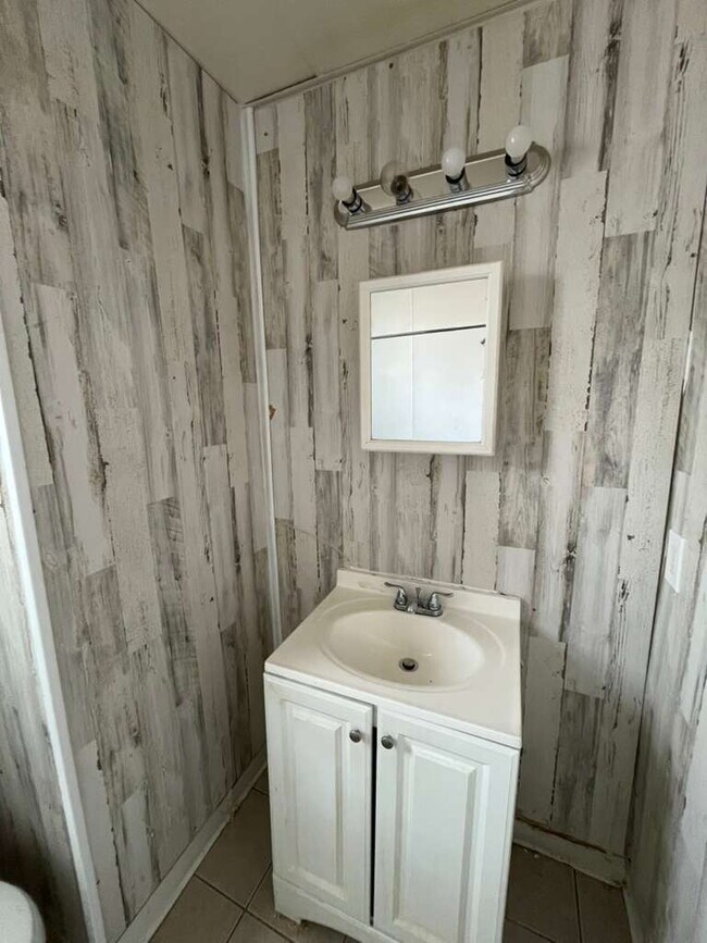 Building Photo - "Charming 2-Bedroom Retreat with Wood Floors with Basement!"