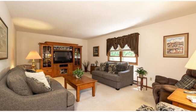 Building Photo - 1135 Manor Dr