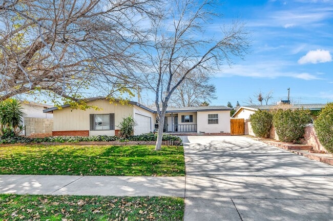 Building Photo - Stylish 4-Bed Mid-Century Home