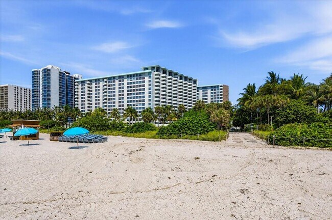 Building Photo - 2899 Collins Ave