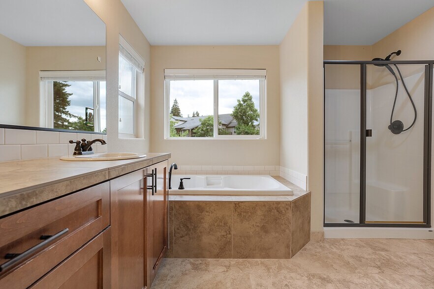 Building Photo - 28616 Greenway Dr