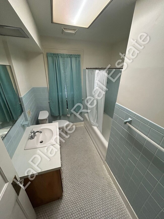 Building Photo - 1439 Vassar Dr