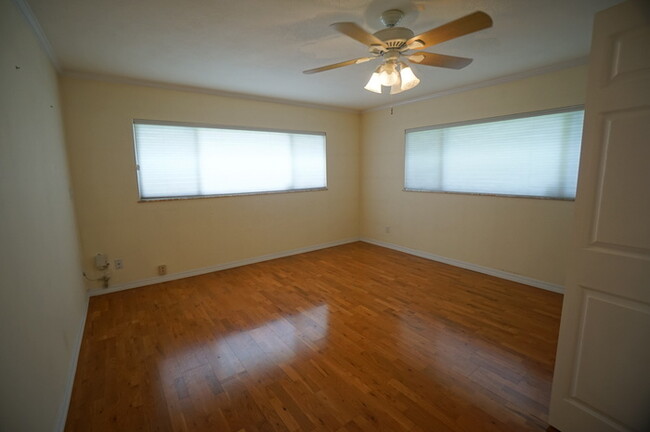 Building Photo - West Tampa Updated 3 Bed/ 2 Bath Home