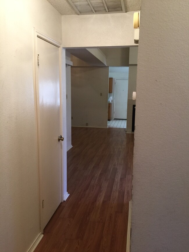 Building Photo - 904 Teakwood Ln