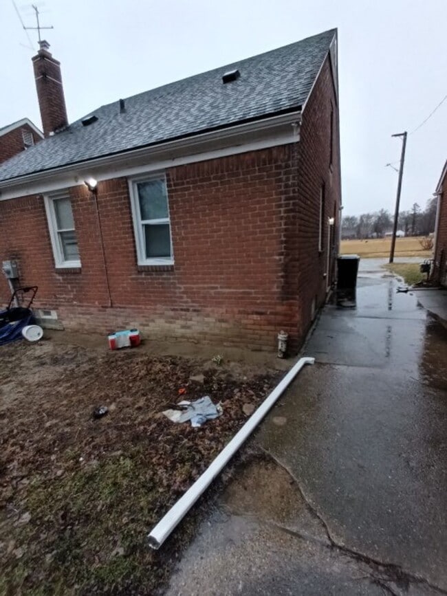 Building Photo - 3 bed/1 bath bungalow - Now Available!