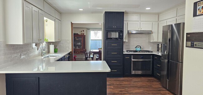 Building Photo - Contemporary Ranch in a beautiful, quiet s...