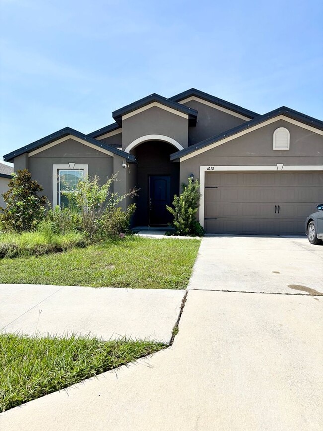 Primary Photo - Your Dundee 4Beds/2Baths dream home – conv...
