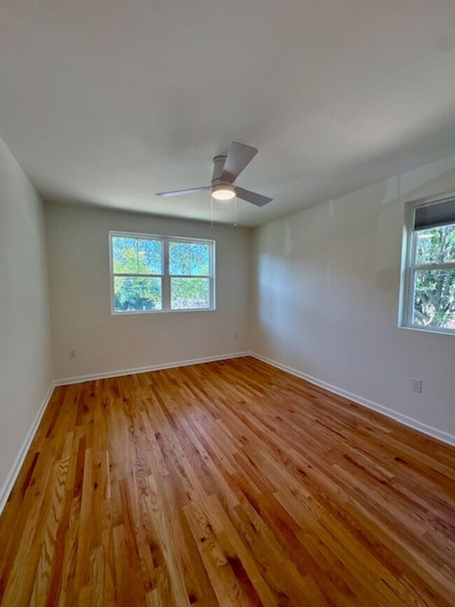 Building Photo - Newly Renovated Three Bedrooms Condo in South Windermere