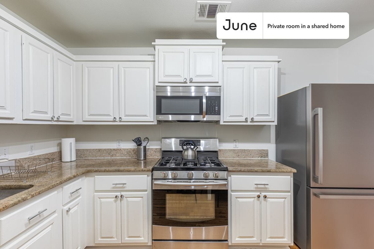 Building Photo - Room in Shared 4 bed/2 bath home