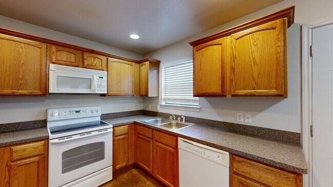 Building Photo - 3 BEDROOM, 2 BATH, 2 CAR GARAGE DUPLEX!!!