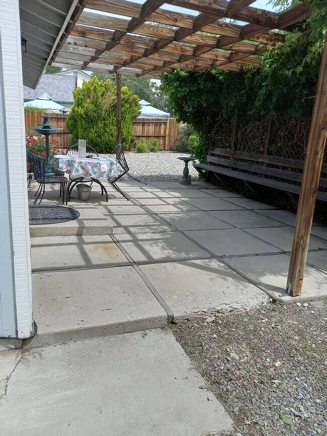 Building Photo - Three Bedroom Two Bath near Reed High