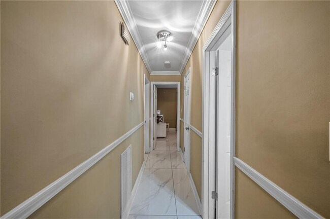 Building Photo - 4839 Lehigh Dr