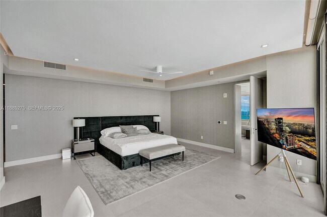 Building Photo - 18975 Collins Ave