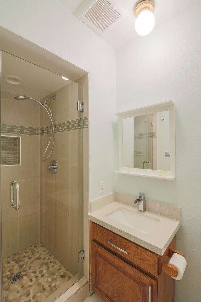 Building Photo - Beautiful Tri-Level 2BD + BONUS ROOM 3BA Townhome in Ranch Los Charcos!