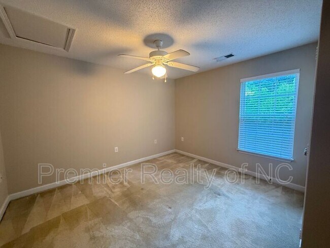 Building Photo - 1840 Crest Hollow Dr