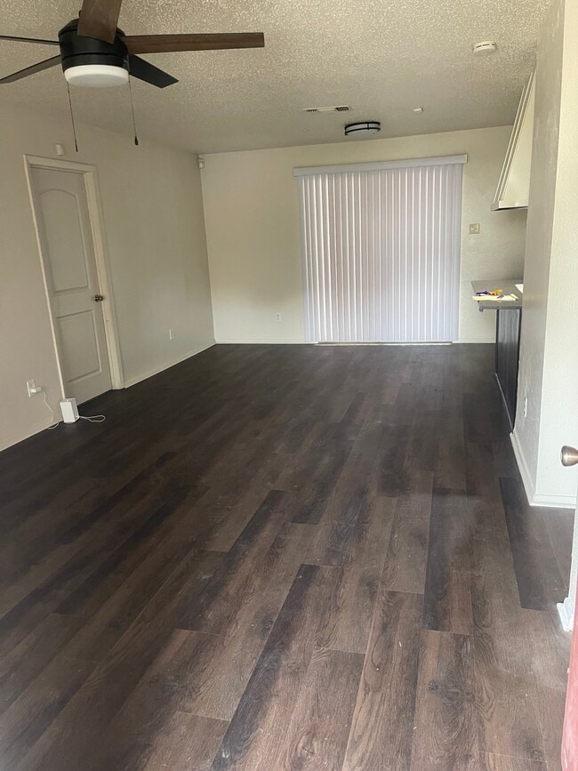 Building Photo - 723 Sun Valley Dr