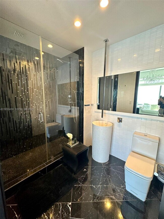 Building Photo - 1425 Brickell Ave