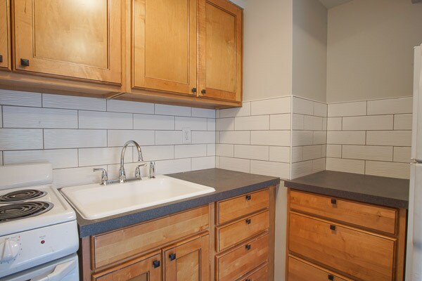 Building Photo - Near OHSU-Well-Appointed Studio Ready Soon!