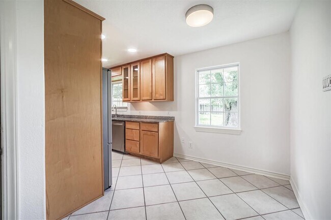 Building Photo - 10915 Cedarhurst Dr