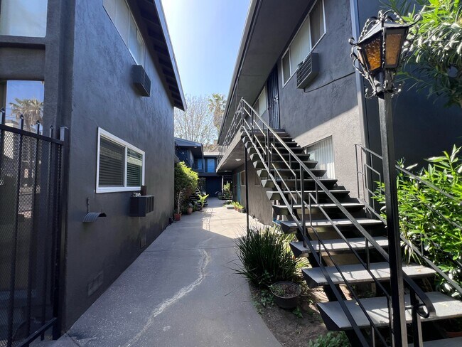 Building Photo - 15483 Moorpark St