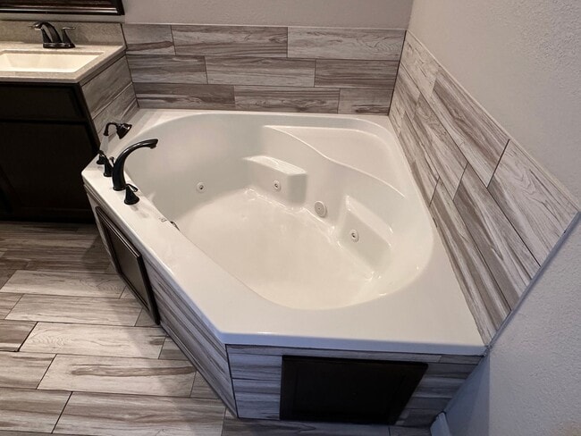 Building Photo - 4 Bedroom 3 Bath 2 Stall Garage in Waynesville - Available with 30 day notice