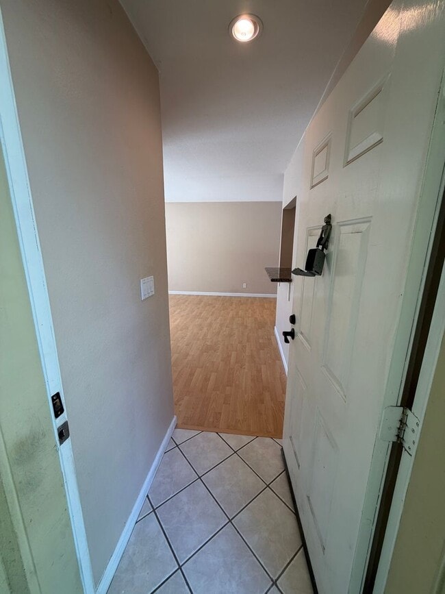 Building Photo - 1BED/1BATH Condo Located in a Quiet Area of Downtown Concord, Ca!!