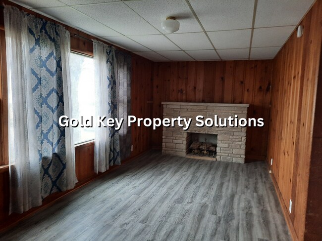 Building Photo - Large 2 BR 1 BA House with Family Room, Ba...