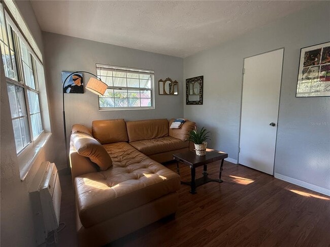 Building Photo - 833 12th Ave N