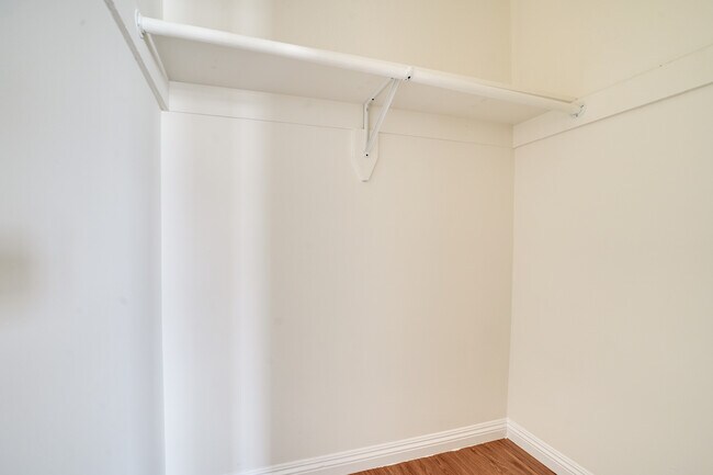 Building Photo - 1056 5/3 Normandie Ave-301C