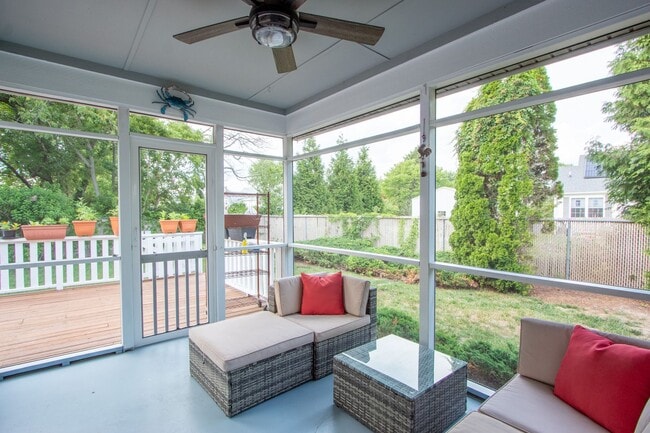 Building Photo - For Rent – Beautifully Updated Townhome in Gull Point a Waterfront Community