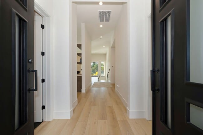 Building Photo - Waterfront 4 bed 4 bath 3,887 sq. ft.