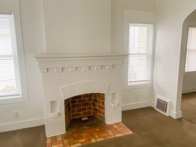 Fireplace (Non-Working) - 1223 Reed Ave