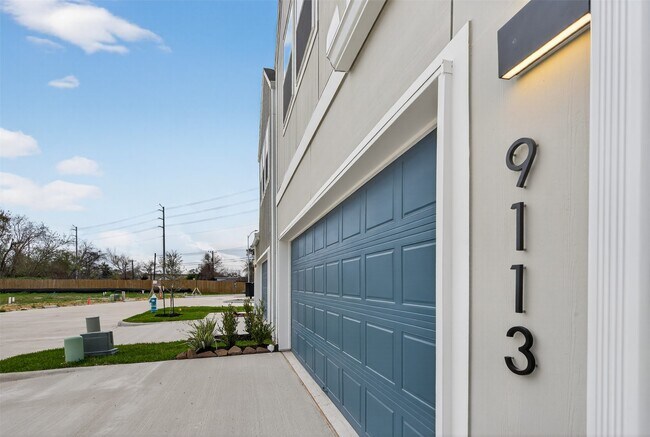 Building Photo - 9113 Highland Northern Wy