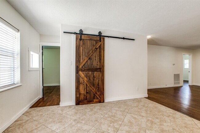 Building Photo - 235 Live Oak St