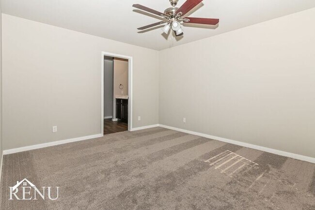 Building Photo - 1605 Maroon Dr
