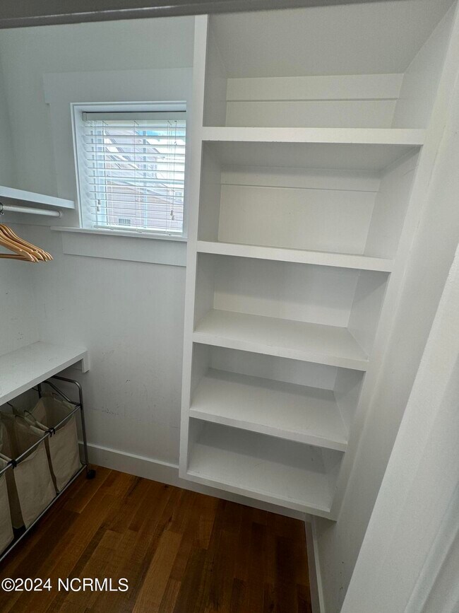 Building Photo - 819 Meadowsweet Ln