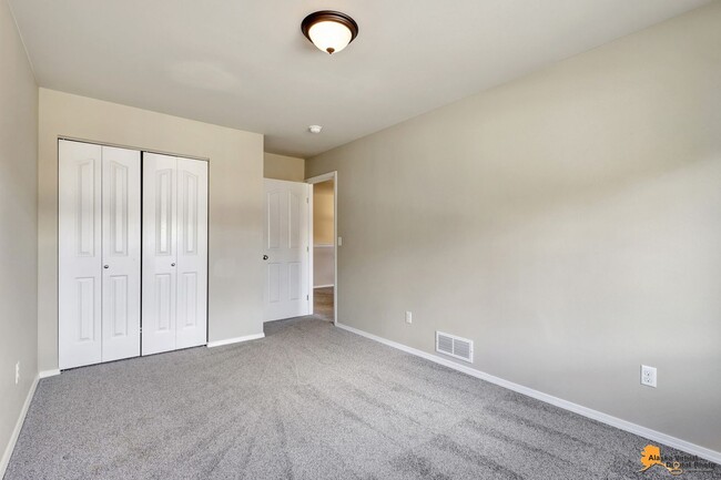 Building Photo - Beautiful 3-Bedroom Half Duplex in Eagle R...