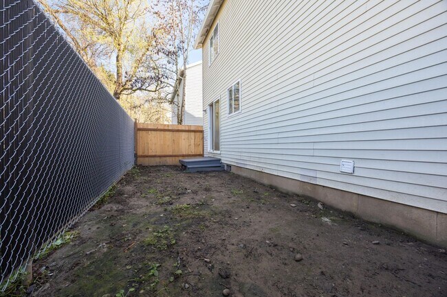 Building Photo - 3 bedroom, 2.5 bathroom home - SE Portland