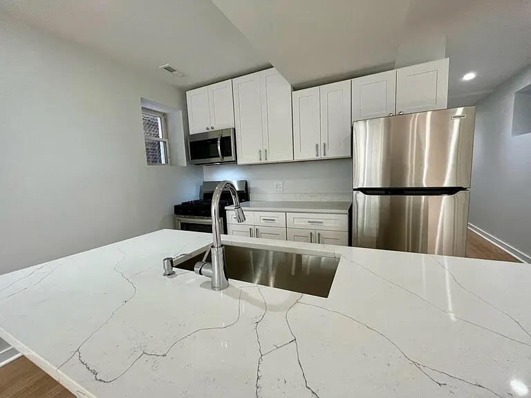 Building Photo - 1452 N Fairfield Ave