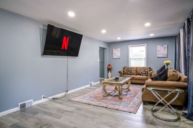 Building Photo - 176 Grand Ave