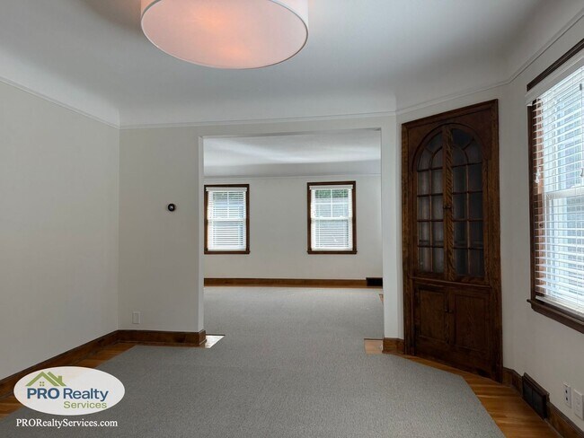 Building Photo - 2 Bedroom **$1,000 off 1 Month's Rent with...