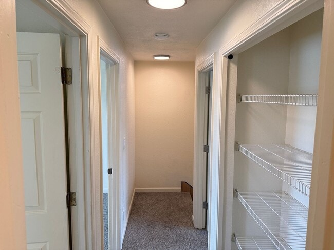Building Photo - Updated 3-bedroom 1.5 bath duplex in Eugene!