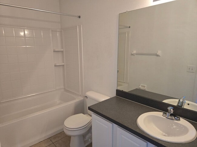 Building Photo - 2 bedroom 2.5 bath townhome