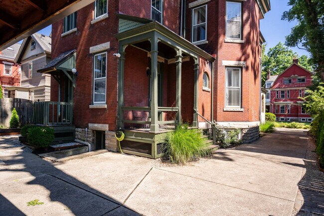 Building Photo - 351 Thrall St